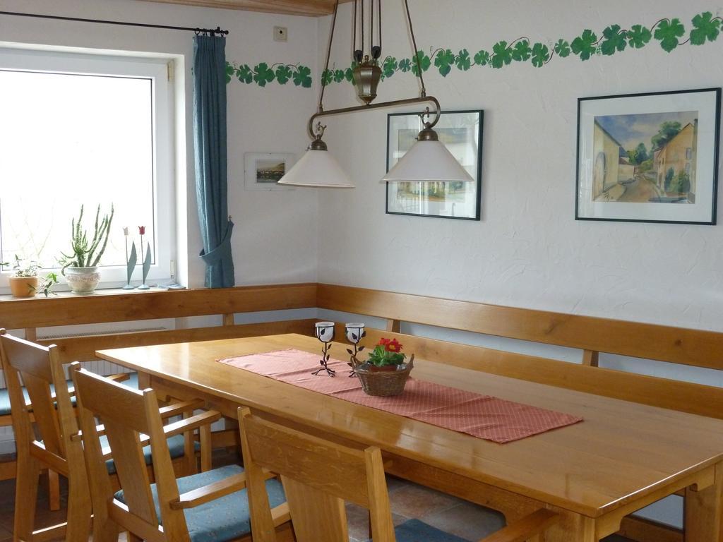 Weingut-Brennerei-Gaestehaus Emil Dauns Reil Bilik gambar